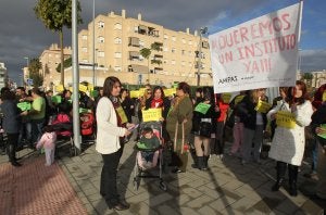 Un centenar de afectados se concentraron ayer para pedir un centro de Secundaria . :: SALVADOR SALAS/