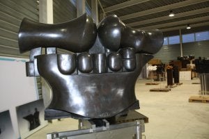 En primer plano, vista de la obra 'Opus 251-Ramón Muntaner', el 'Almogávar II'.:: Antonio Fuentes/