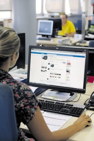Una joven consulta un perfil de facebook en su ordenador. :: SUR/