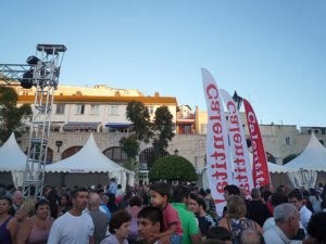 Haimas de 'The Calentita' en la plaza de Casemates de Gibraltar, donde se congregaron miles de personas. ::
O. SMITH/