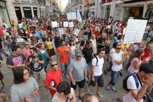 La marcha, en la calle Larios, el tramo final de un recorrido que comenzó a las siete de la tarde en el Ayuntamiento de la capital.:: Carlos Moret/