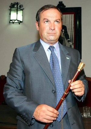 Marín Lara, con la vara de alcalde. ::
SUR/