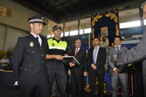 Los agentes, en el momento de recibir la placa conmemorativa. :: JAIME GALLEGO/