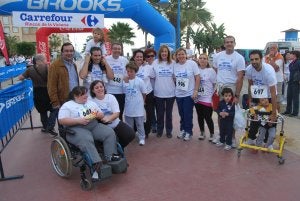 El alcalde rinconero, Francisco Salado, y el edil de Urbanismo, Antonio Manuel Rando, ayer junto a un grupo de participantes en la salida. ::
E. C./