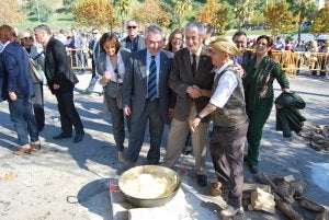El presidente de la Junta, José Antonio Griñán, saluda ayer a un miguero en la fiesta de Torrox, acompañado por Plata, Martel, Muñoz, Moreno, Tomé, Heredia y Torres. :: E. C./