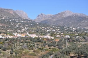 Propietarios de casas ilegales crean una asociación para exigir la derogación de la LOUA y así regularizar sus casas. :: A. PELÁEZ/