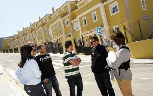 Un grupo de vecinos, ante las viviendas que han sido ocupadas por varias familias. :: Álvaro Cabrera/