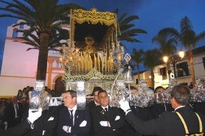 Alhaurín de la Torre. La Virgen de los Dolores, a su salida de la iglesia de San Sebastián. ::
J. J. B.
La Virgen de los Dolores de Mijas estrenó corazón de plata. ::
M. C. JAIME/