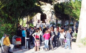 Un momento de la concentración de vecinos en la zona de El Compás de Mijas. :: M. C. J./