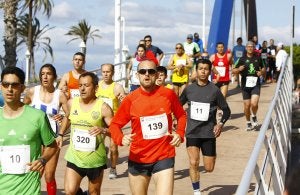 Uno de los atractivos de la Carrera Popular de El Palo es que recorre el paseo marítimo hasta el Peñón del Cuervo. :: Álvaro Cabrera/
