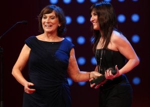 Patricia Ferreira y Virginia Yagüe recogen el premio al mejor guión por 'Los niños salvajes', también galardonada con la Biznaga de Oro a mejor película. :: Antonio Salas/