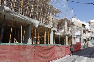Aspecto de las obras del centro cívico financiado en un 70% con fondos europeos, que tiene fachada a Dos Aceras. :: J. A. RUEDA/