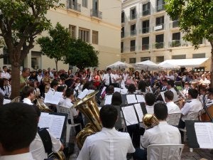 Actuación de una banda juvenil de música en la plaza de las Flores. ::
SUR/