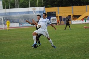 Pibe intenta controlar el balón ante la presión de un rival. ::
C. ORTEGA/