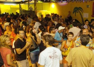 El Ayuntamiento quiere acabar con las casetas tradicionales reconvertidas en discotecas. :: Sur/