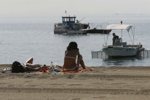La capital vuelve a disponer este verano de cuatro embarcaciones para la retirada de residuos flotantes. :: Salvador Salas/