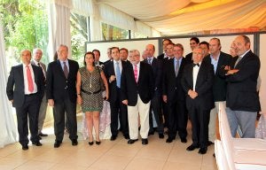 Los representantes del Circulo Mercantil de Málaga, con Alejandro Echevarría, ayer. ::
SUR./
