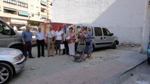 Vecinos y comerciantes de Fuente Olletas se quejan de problemas de accesibilidad y seguridad vial en el centro del barrio. ::
N. R. N./