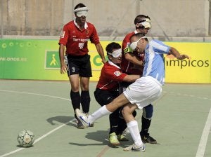 1. Antonio Martín Gaitán 'el Niño' dispara a portería pese a la fuerte presión de jugadores del ONCE Tarragona. 2. De pie, 'Gato', Sergio, Manu, José Urbano (entrenador), Izan Guerrero (guía), 'el Niño' y Álvaro; agachados, José Antonio, 'Zule', Marcelo y Alfredo. 3. El colectivo, pilar fundamental de la victoria./