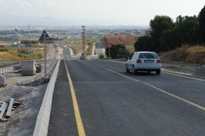 Imagen de la avenida de Ceuta, en cuyo lateral izquierdo se proyecta el equipamiento. :: SUR/