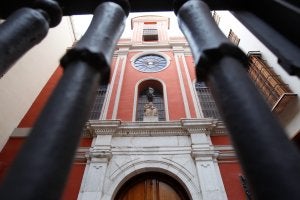 Abadía de Santa Ana. Permanece almacenada y sin poder visitarse la colección del Museo de Arte Sacro, un catálogo que supera las 300 piezas realizadas entre los siglos XVI y XX. :: ANTONIO SALAS/