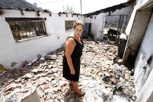 Una afectada observa las ruinas de su vivienda, que ha quedado completamente arrasada por el fuego que ha afectado a la Costa del Sol. :: ÁLVARO CABRERA/