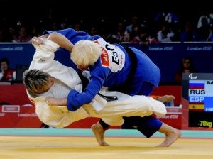 Carmen Herrera (arriba), en el combate que le dio el oro frente a la rusa Tatiana Savostyanova. ::
JAVIER REGUEROS. EFE/