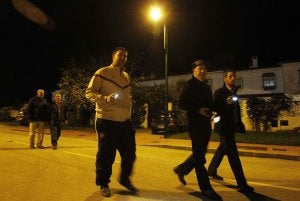 Los vecinos hicieron guardia durante la noche en todas las calles y accesos del barrio. :: Salvador Salas/