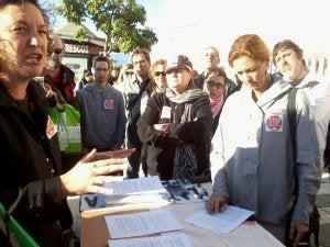 La Plataforma de Afectados reunió a un centenar de personas para presentar escritos de paralización . M. H./