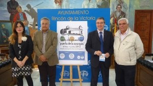 Marta Marín, Juan Antonio Villodres y Francisco Salado, junto al cartel anunciador de la feria. ::
E. C./