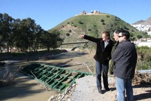 El alcalde y técnicos de la Junta, junto al Puente de Hierro. ::
J. J. B./