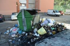 Un contenedor situado en el acceso a la urbanización Peñas Blancas fue quemado de madrugada. ::
E. CABEZAS/