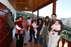 Un gran grupo. Ana Fernández, Jorge Rey, Daniel Cortés, Sandra Yuste, Carmen Osorio y Alejandro Romero, con los críos. ::
ANTONIO SALAS/