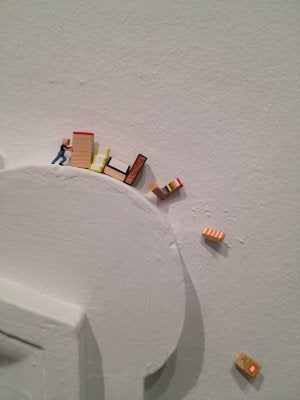 Detalle de la instalación de Javier Calleja incluida en la exposición 'Nunca jamás' ::
SUR/