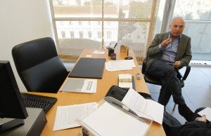 López Nieto, en la mañana de ayer, en su despacho en la Diputación y a la izquierda, el sillón que tanta polémica ha levantado. Salvador Salas/