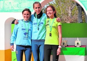 Podio sénior femenino, con María José Redaño, Esther Hidalgo y Lourdes González. ::
SUR/