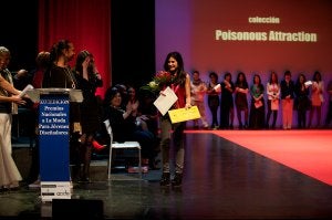 La diseñadora Rosa Bueno, tras recibir el galardón. ::
SUR/