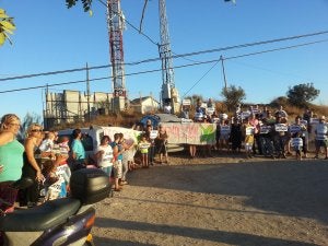 Vecinos del núcleo veleño, en la protesta de la pasada semana. ::
E. C./