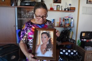 María Dolores Donaire, madre de la mujer herida en China, con la foto de su hija. :: A. P./
