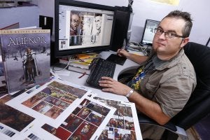 José Luis Río, en su mesa de trabajo, en la que se acumulan las pruebas de color de su nuevo proyecto para la editorial Delcourt. ::
ANTONIO SALAS/