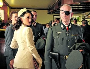 Adriana Ugarte da vida a Sira Quiroga en 'El tiempo entre costuras'. :: R. C./