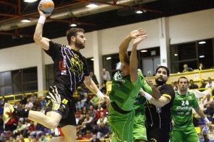 Moya, exjugador del Antequera, consiguió el gol de la victoria para el Puente Genil. ::
A. J. GUERRERO/