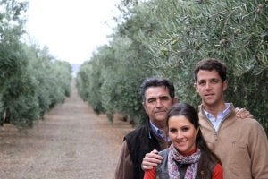 Juan de Dios García, Paula García y Juan de Dios García, propietarios de Venchipa. :: SUR/