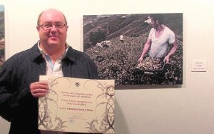 Francisco Orozco junto a la fotografía con la que ha ganado el primer premio del concurso. :: CXXX./
