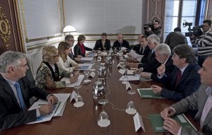 La presidenta de la Junta, Susana Díaz, y la consejera de Agricultura, Elena Víboras, durante la reunión ayer en Sevilla con los representantes de las organizaciones del sector. :: EFE/