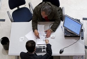 Desde este mes se ha eliminado la posibilidad de hacer esos trámites en preimpresos escritos a mano. :: SUR/