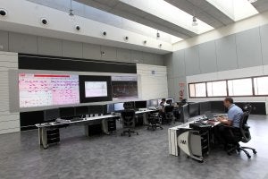 Técnicos preparan los sistemas informáticos en el centro de control del metro, situado junto a Los Asperones. :: Carlos Moret/