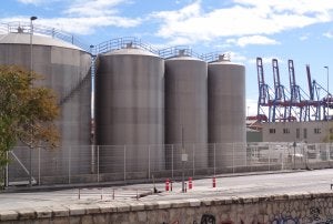 Los bidones serán similares a los que ODT ya gestiona para residuos en el muelle 5. :: Fernando González/