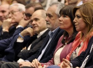 Susana Díaz, con Micaela Navarro, Rafael Escuredo, José Rodríguez de la Borbolla, Manuel Chaves y José Antonio Griñán. :: Raúl Caro. Efe/