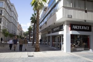 Artefact cuenta con otra tienda en el paseo marítimo de Marbella. :: SUR Marta Jiménez vende ropa infantil. :: SUR/